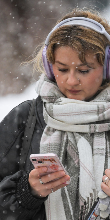Девушка на улице во время снегопада 