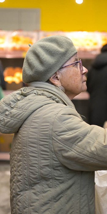 Покупательница в магазине 