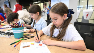 Дети пишут письма военнослужащим