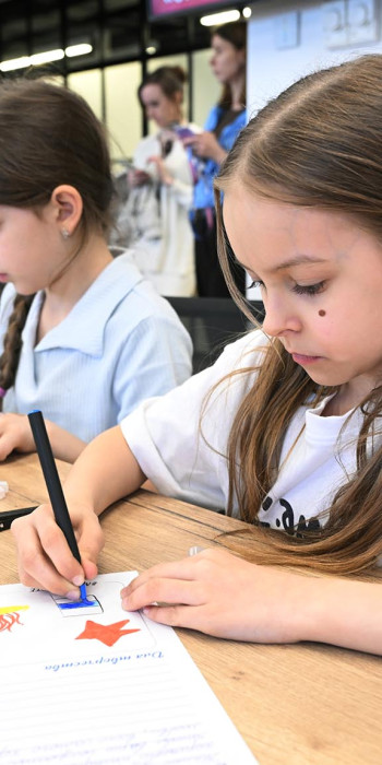 Дети пишут письма военнослужащим