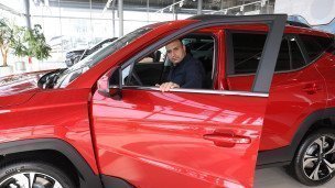 Мужчина в салоне автомобиля "Москвич 3"