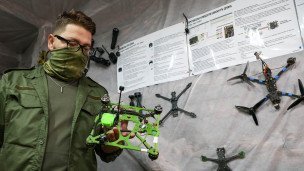 Оператор fpv-дронов во время обучения управления ими в учебном центре