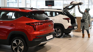 Женщина у автомобиля дилерском центре