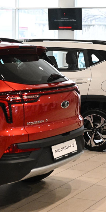 Женщина у автомобиля дилерском центре