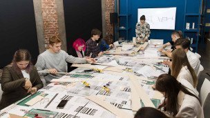 участники конкурса во время работы над проектами