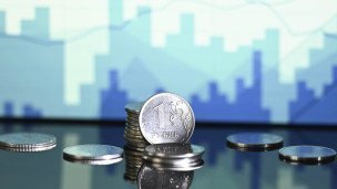 монеты номиналом один рубль на фоне грификов