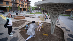 Жители во дворе жилого космплекса 