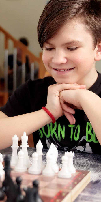 школьник играет в шахматы