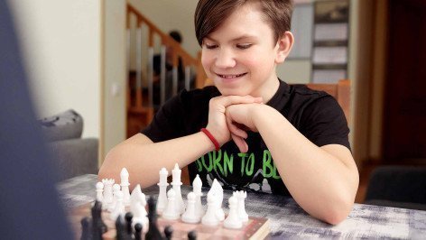 мальчик во время игры в шахматы