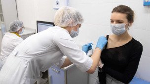 Девушка во время вакцинации