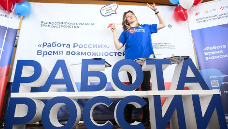 Uchastnitsa-yarmarki-trudoustroystva-Rabota-Rossii