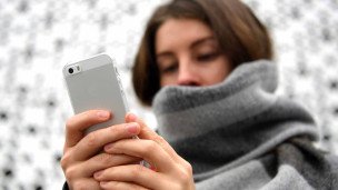 Девушка разговаривает по телефону