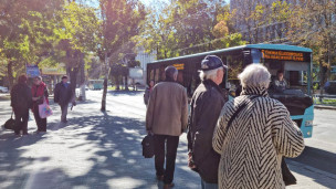 Жители на остановке общественного транспорта 