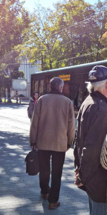 Жители на остановке общественного транспорта 