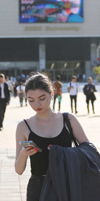 studentka-s-telefonom