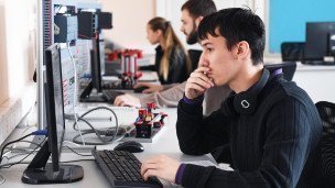 Студенты во время работы в лаборатории автоматизации и виртуализации процессов