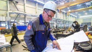 Рабочий в цехе корпусного производства на судостроительном заводе