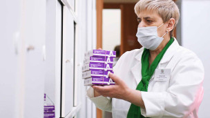 фармацевт в аптеке