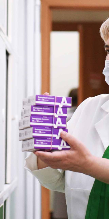 фармацевт в аптеке