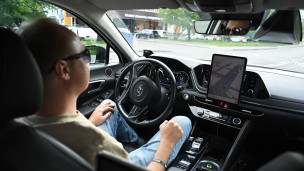 мужчина за рулем автомобиля