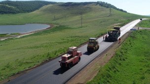 Бригада катков ремонтирует межрегиональную дорогу  вид сверху