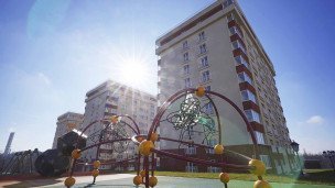 детская площадка во дворе новостройки