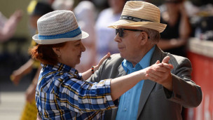 Пожилая пара во время танца