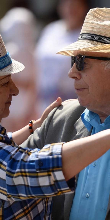 Пожилая пара во время танца