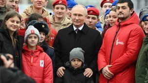  Президент РФ Владимир Путин фотографируется с волонтерами