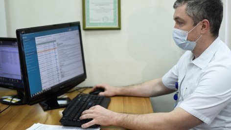 Врач терапевт работает на компьютере 