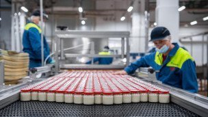 Сотрудники на линии по производству детского питания