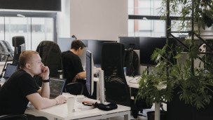  Сотрудники во время работы в офисе компании