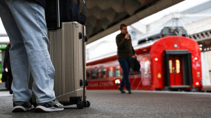 Пассажиры на платформе у поезда