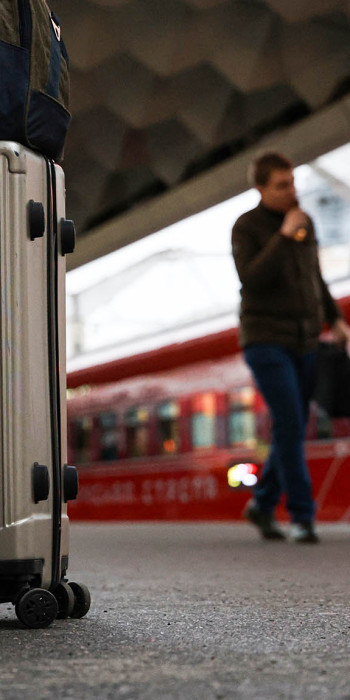 Пассажиры на платформе у поезда