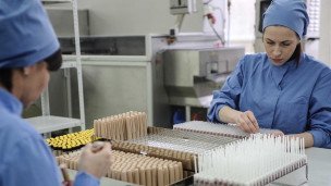 Сотрудники на производстве лекарств
