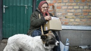 Жительница с гуманитарной помощью