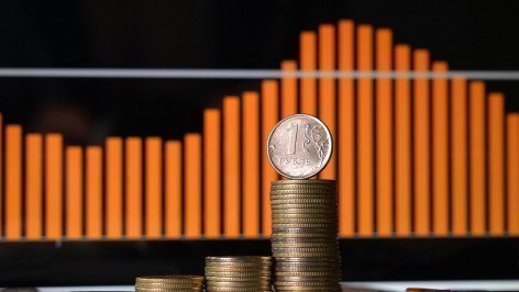 Монеты на фоне статистического графика