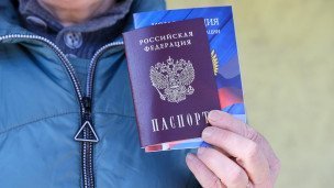 Женщина с полученным паспортом гражданина РФ