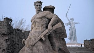 Памятник-ансамбль "Героям Сталинградской битвы" (на первом плане) и монумент "Родина-мать зовет!" на территории мемориального комплекса "Героям Сталинградской битвы" на Мамаевом кургане