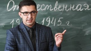 Учитель у доски во время урока истории 