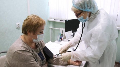 Врач измеряет давления у пациентки 