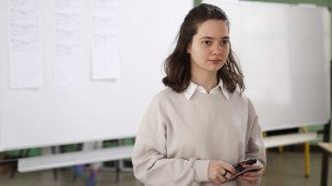 Школьница во время сдачи экзамена