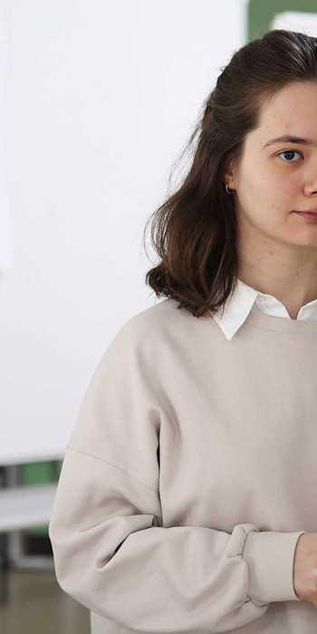 Школьница во время сдачи экзамена