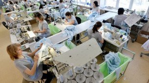 Работницы швейного цеха во время производства медицинских костюмов 