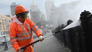 Сотрудник ЖКХ промывает Бородинский мост