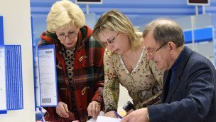 Посетители заполняют документы 