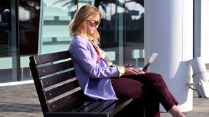  Женщина с ноутбуком 