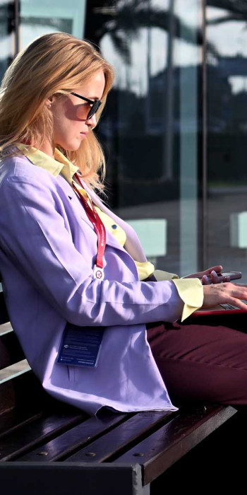  Женщина с ноутбуком 