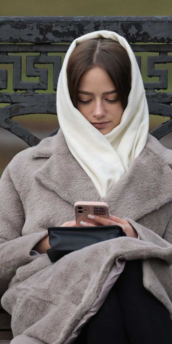 Девушка на улице с телефоном 