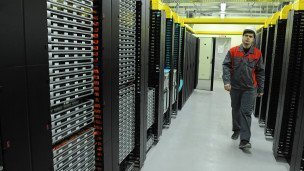 Сотрудник в центре обработки данных